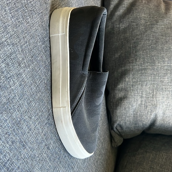 Vince Camuto slip on loafers black camo design with white soles size 8 - Picture 4 of 4